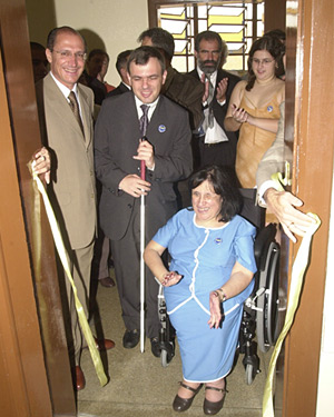 O governador de São Paulo, Geraldo Alckmin, o diretor-presidente, Markiano Charan Filho, e a diretora vice-presidente da ADEVA, Sandra Maciel, na inauguração do Posto Acessa SP.