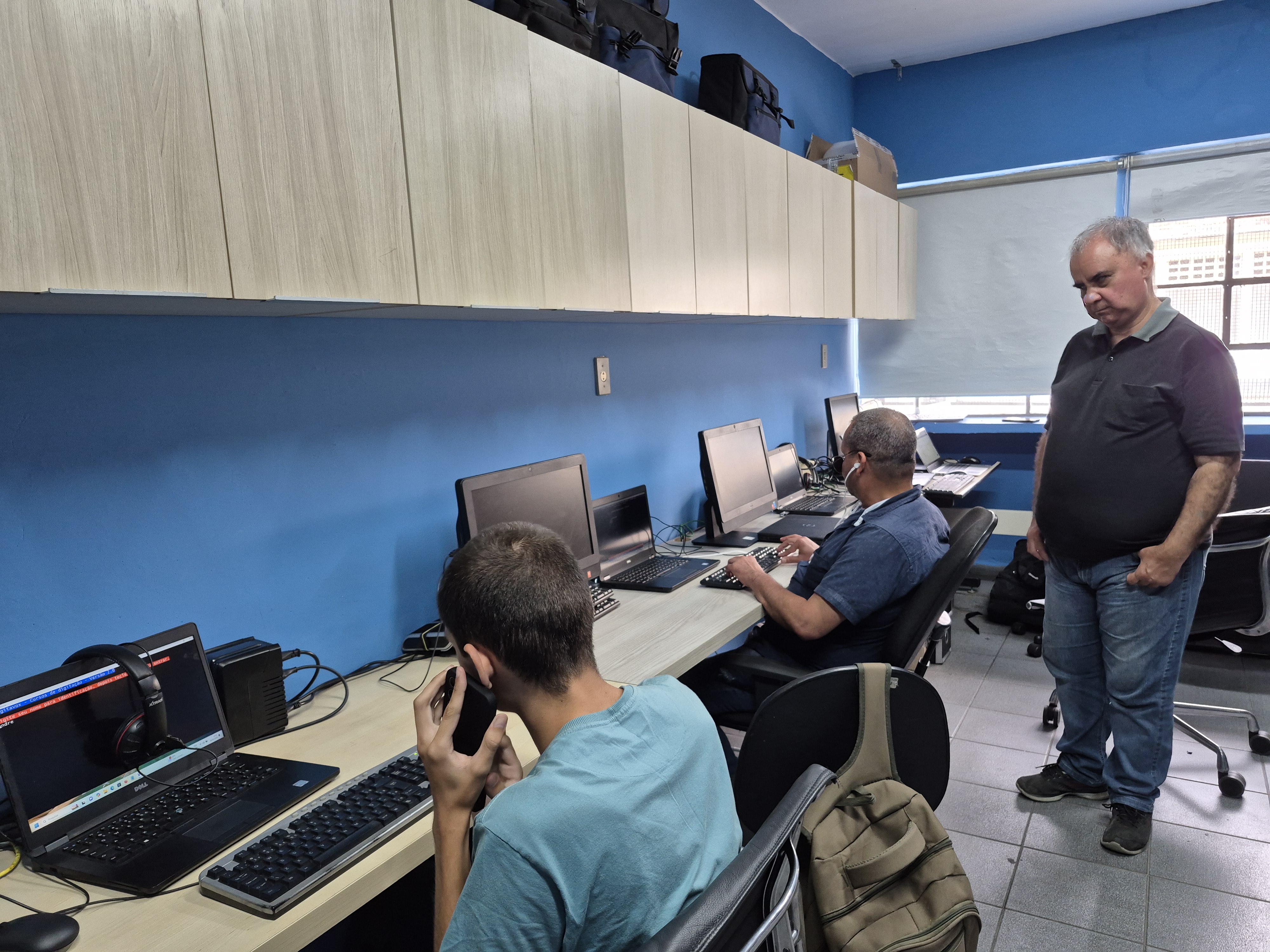 Alunos e instrutor em um laboratório de informática ADEVA